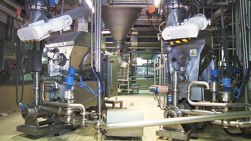 En estos depósitos se mezclan y reposan los ingredientes