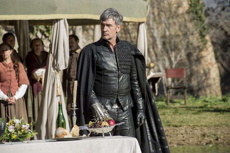 Hernán no le quita ojo a la Marquesa