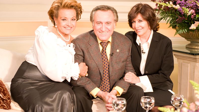 Manolo Escobar, flanqueado por Carmen Sevilla y Concha Velasco.