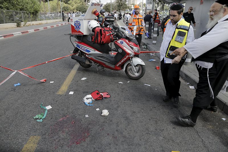 Personal de emergencia israelí observa la escena de un ataque con arma blanca en Jerusalén.