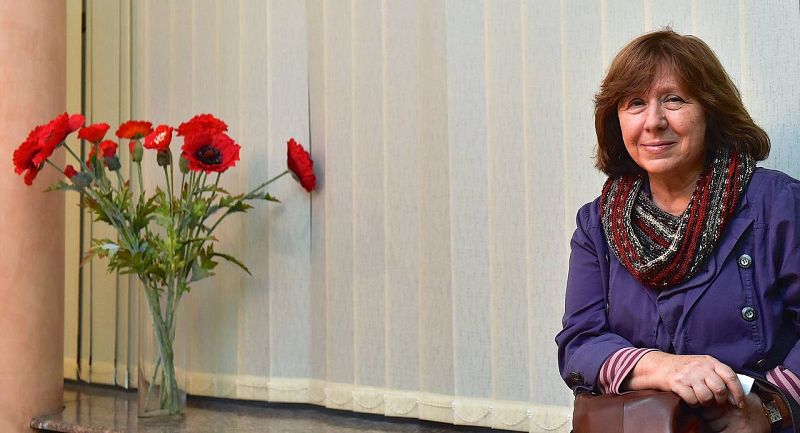 En la obra de Alexievich destacan sus reportajes literarios sobre Chernóbil o sobre mujeres en la Segunda Guerra Mundial 