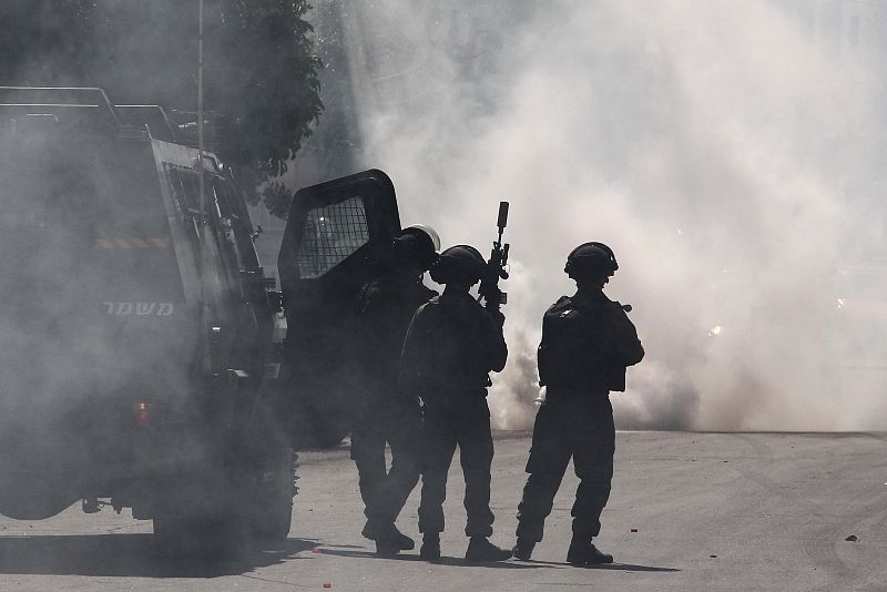 Fuerzas israelíes lanzan gas lacrimógeno sobre estudiantes palestinos de la Universidad de Hebrón