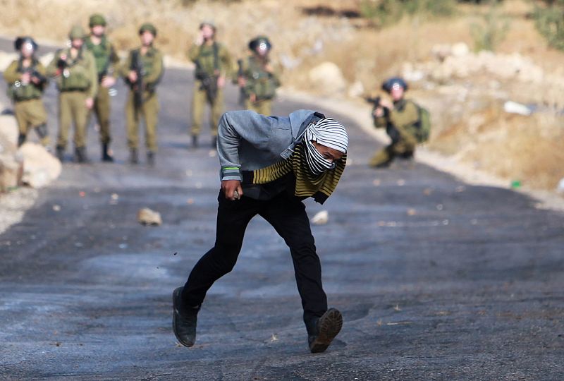 Choque entre manifestantes palestinos y fuerzas de seguridad israelíes en la localidad de Tuqua al sureste de Belén