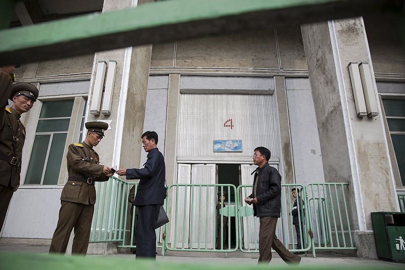 Norcoreanos llegan al estadio donde se celebrará un partido de fútbol de la Copa Asiática en el Estadio Kim Il Sung en Pyongyang