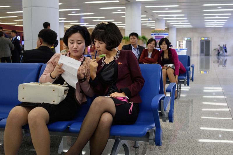 Dos mujeres norcoreanas en la sala de llegadas del aeropuerto internacional de Pyongyang