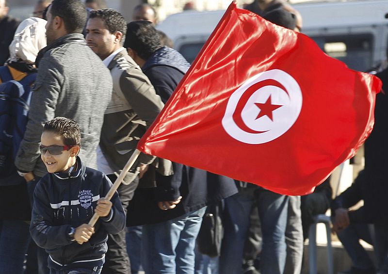 Un niño tunecino agita una bandera nacional durante celebración en 2013 del tercer aniversario de la revolución