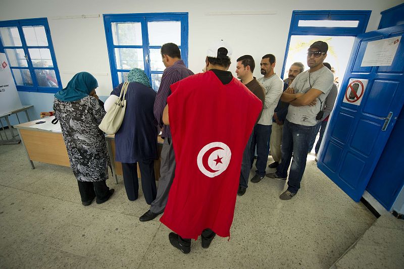 Tunecinos disponiendose a votar en La Marsa, en octubre de 2011 durante las primeras elecciones libres en Túnez