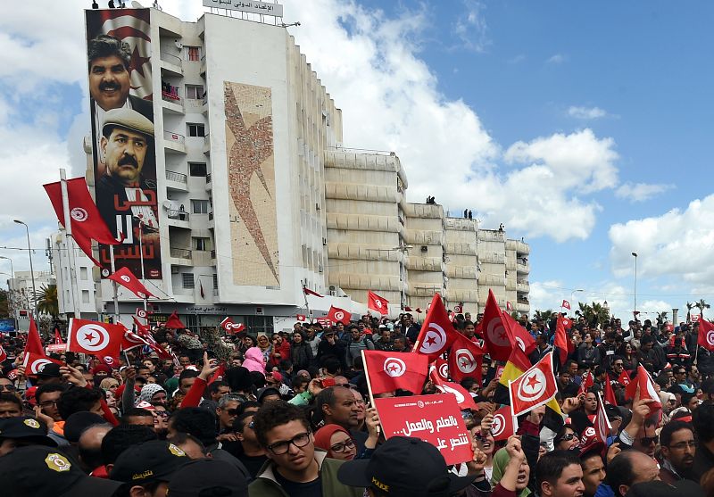 Tunecinos manifestándose en repulsa por el atentado del Museo del Bardo en marzo de 2015