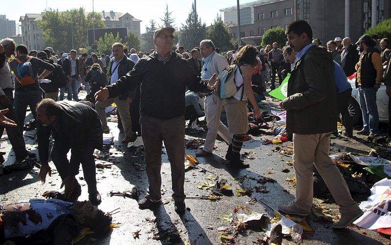 Un hombre reacciona después de la explosión en Ankara