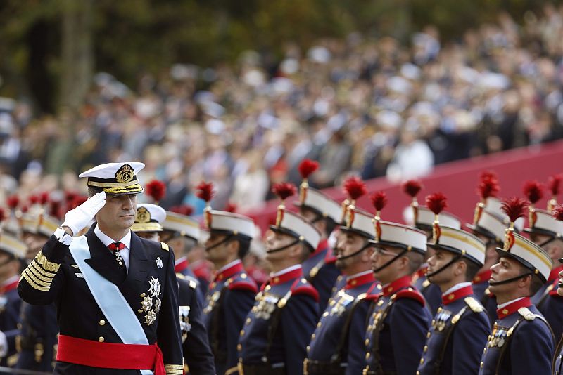 LOS REYES PRESIDEN EL DESFILE DE LA FIESTA NACIONAL, CON 3.400 MILITARES