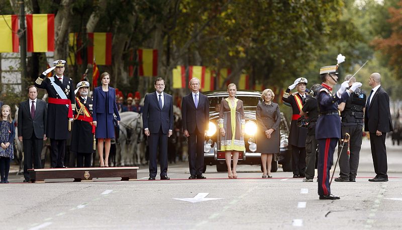 La presidenta de Madrid, Cristina Cifuentes (5i), y la alcaldesa de Madrid, Manuela Carmena (6i), en el desfile