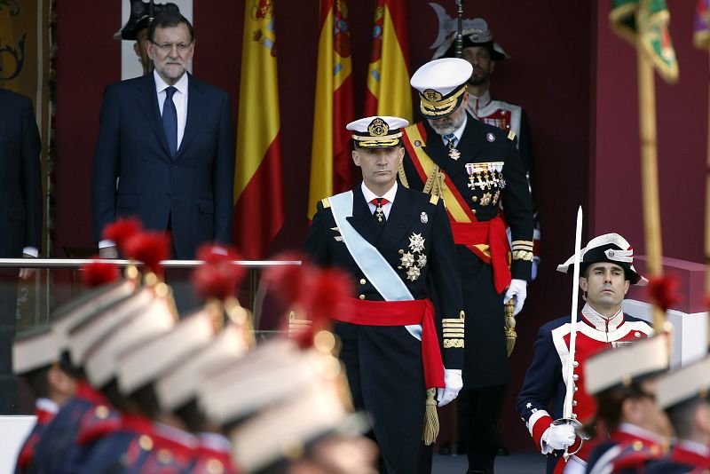 El presidente del Gobierno, Mariano Rajoy, detrás del rey en la tribuna de autoridades