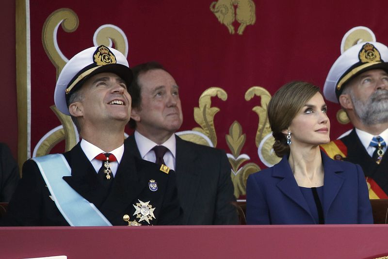 Los reyes observan el paso de una agrupación aérea durante el desfile