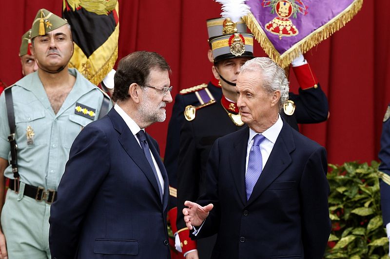 El presidente del Gobierno, Mariano Rajoy (i), conversa con el ministro de Defensa, Pedro Morenés (d)