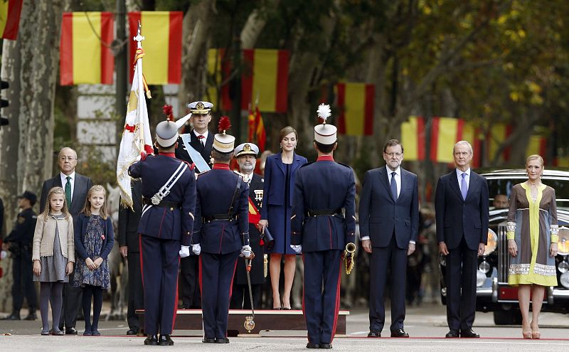 Los reyes, sus hijas, y el presidente del Gobierno, en el desfile del Día de la Fiesta Nacional.