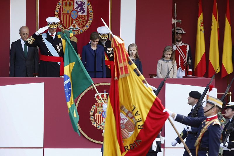Los reyes y sus hijas la princesa Leonor y la infanta Sof&iacute;a presiden el desfile del Día de la Fiesta Nacional