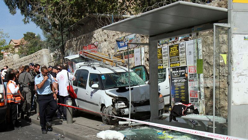 Fuerzas de seguridad israelíes inspeccionan el lugar de un atropello deliberado en Jerusalén. AFP/Gil Cohen-Magen