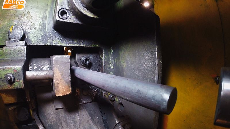 Para fabricar una llave inglesa se cortan barras de metal