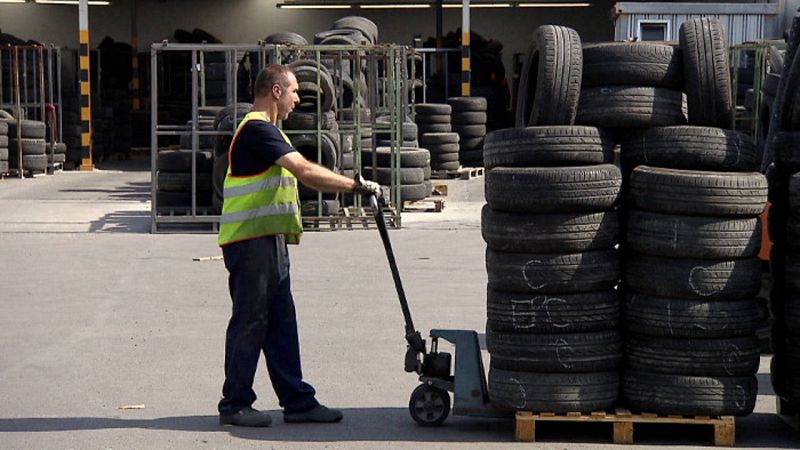 Las ruedas que se recogen en los talleres se llevan a plantas de tratamiento donde se encargan de su gestión