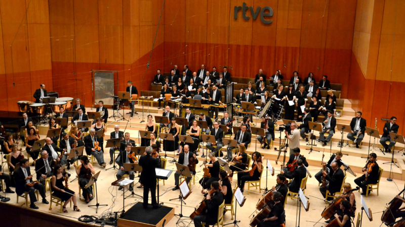 Pablo Miyar con la Orquesta y Coro de RTVE durante la grabación de la banda sonora