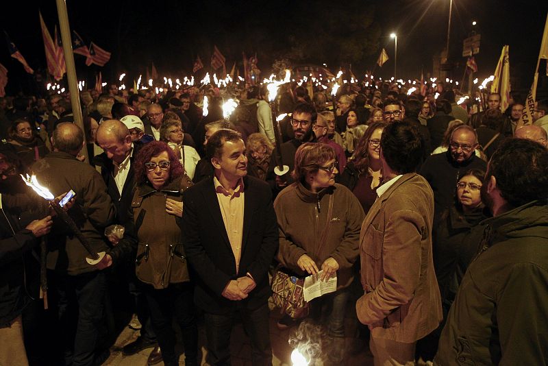 El lider municipal de ERC, Alfred Bosch, acompañado de cientos de simpatizantes de ERC, durante la Marcha de antorchas.