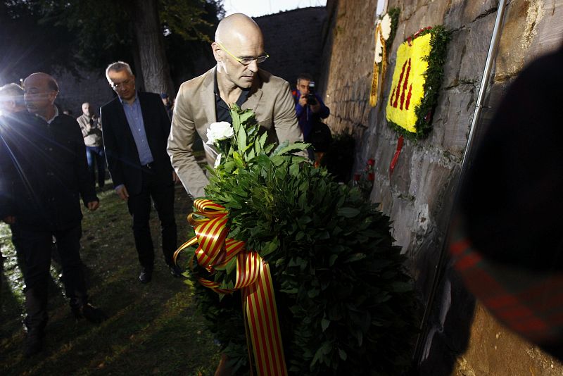 El cabeza de lista de Junts Pel Sí, Raül Romeva, durante la ofrenda floral que ha realizado esta mañana en homenaje a Companys.