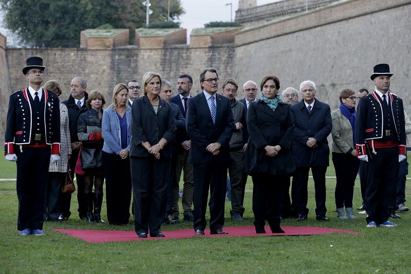 El presidente de la Generalitat, Artur Mas, participó en un homenaje sobrio y silencioso en Montjuïc a su antecesor, Lluís Companys, acompañado de la alcaldesa de Barcelona, Ada Colau, y al son de un violonchelista.