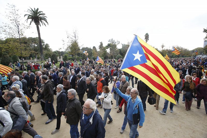 Más de 400 alcaldes catalanes y centenares de ciudadanos se han concentrado ante el Parlament para desplazarse en comitiva hacia el Palacio de Justicia detrás del presidente de la Generalitat, Artur Mas.