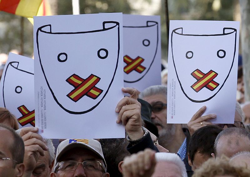 Pancartas contra el Estado español antes de la declaración judicial de Mas