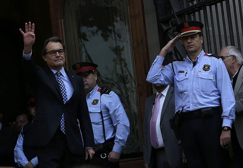 El presidente de la Generalitat, Artur Mas (i), entra en el Tribunal Superior de Justicia de Cataluña (TSJC) donde ha acudido para declarar como imputado por el 9N.