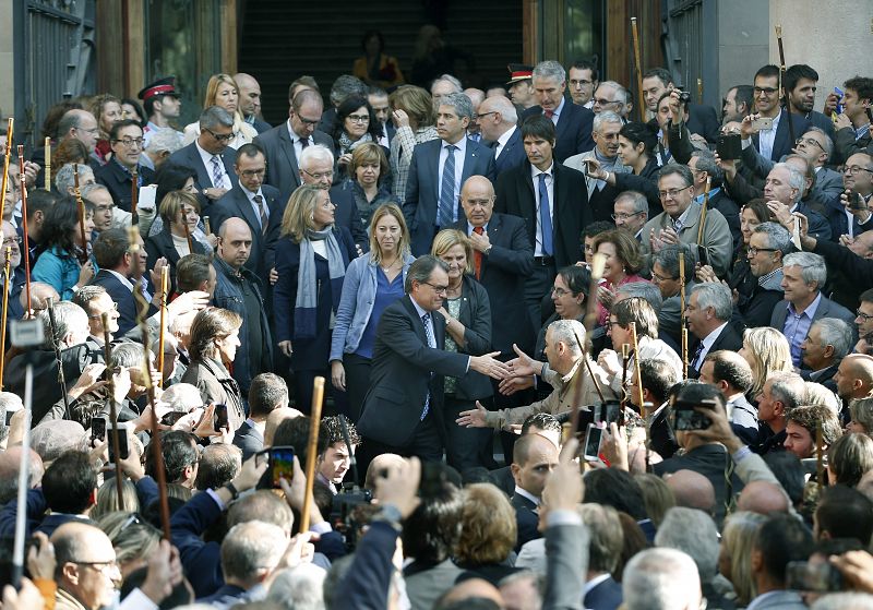 El presidente de la Generalitat, Artur Mas, saluda a los cientos de personas que le esperaban a la salida del Tribunal Superior de Justicia de Cataluña (TSJC), tras finalizar su declararación.