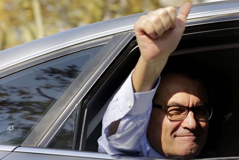 Tras acabar su declaración como imputado en el Palacio de Justicia, Artur Mas subió a un coche para dirigirse al Palau de la Generalitat, donde tenía previsto comparecer ante los medios de comunicación.