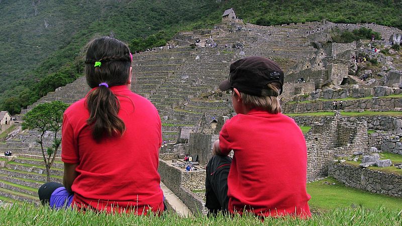 Candela y Mateo contemplamdo el Machu-Picchu