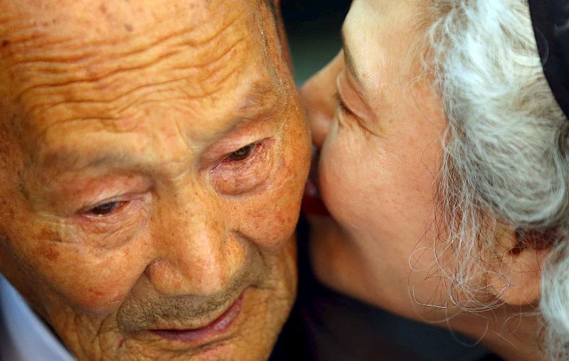 Lee Jung-sook, de 68 años susurra unas palabras a su padre, Lee Heung Jong, de 88, a quien no veía desde que era una niña.