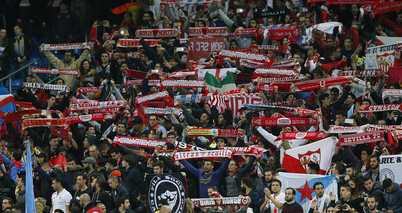 Los seguidores del Sevilla desplazados a Manchester animan a su equipo.