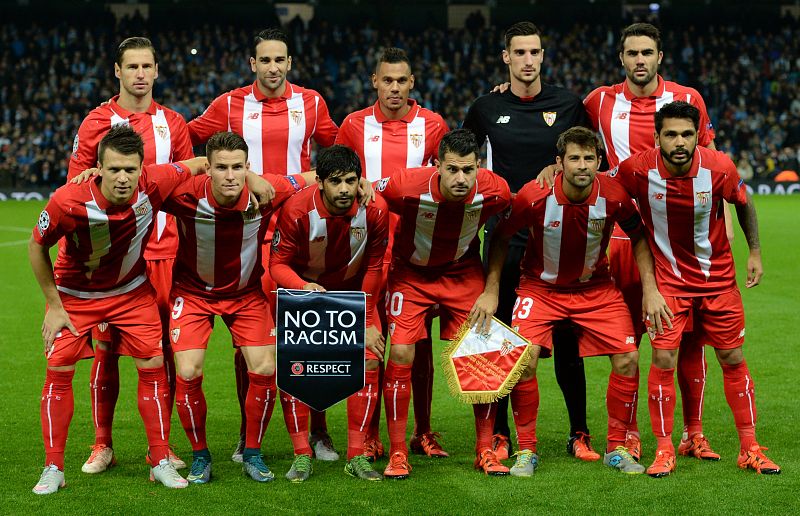 El Sevilla posa antes del partido ante el Manchester City.