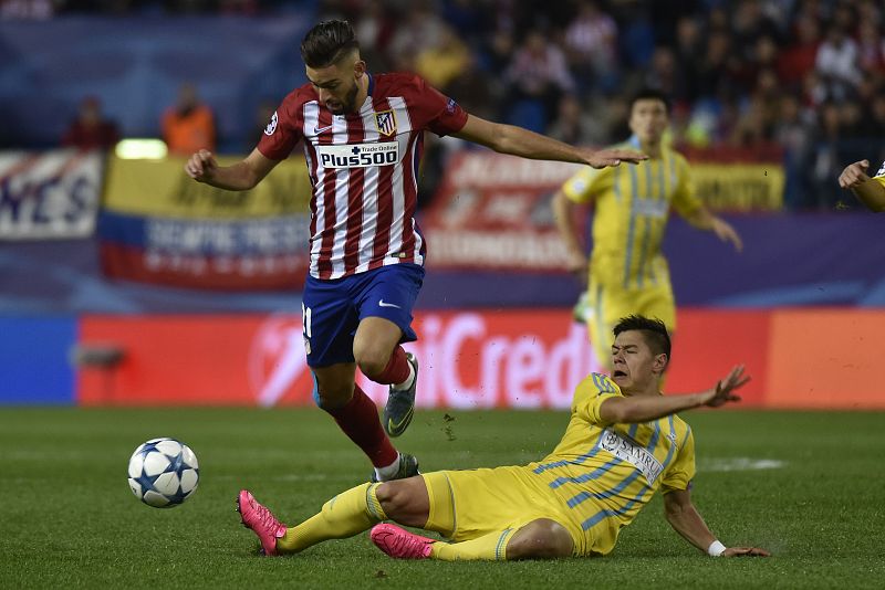 Carrasco encara al jugador del Astana Georgy Zhukov.