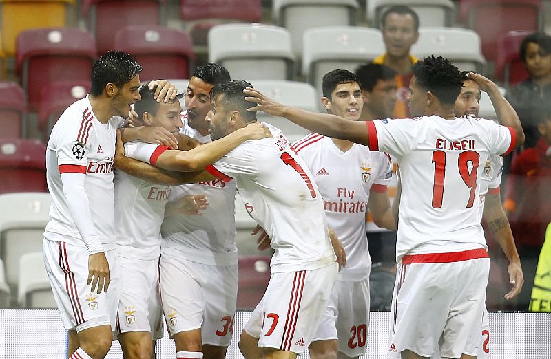 Nicolas Gaitán celebra con el equipo el primer gol del Benfica ante el Galatasaray.