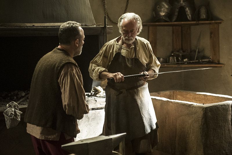 El herrero arregla la catana del Águila Roja