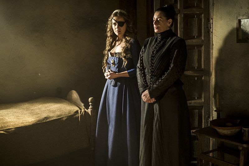 Soledad le enseña sus aposentos a Lucrecia