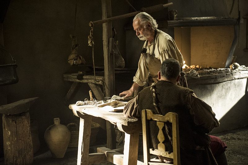 El herrero examina la catana del Águila Roja