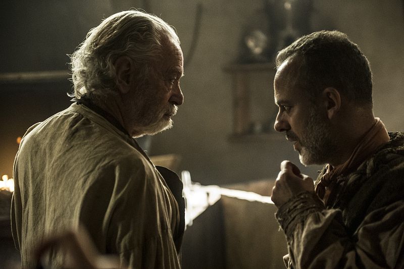 Sátur intenta arreglar la catana del Águila Roja