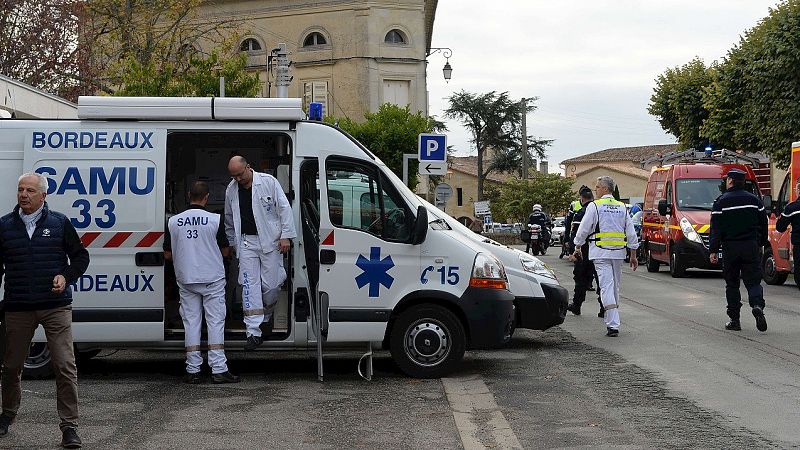 Equipos de emergencias en el lugar del accidente: Puisseguin, cerca de Libourne, región de La Gironda, en el suroeste de Francia. AFP PHOTO / MEHDI FEDOUACH