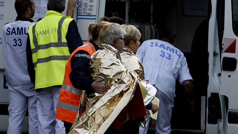 Personal de emergencia atiende a dos mujeres