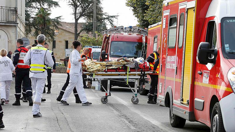 Los sanitarios trasladan a un superviviente del accidente de Puisseguin. Hay cinco heridos, cuatro de ellos graves. REUTERS/Regis Duvignau