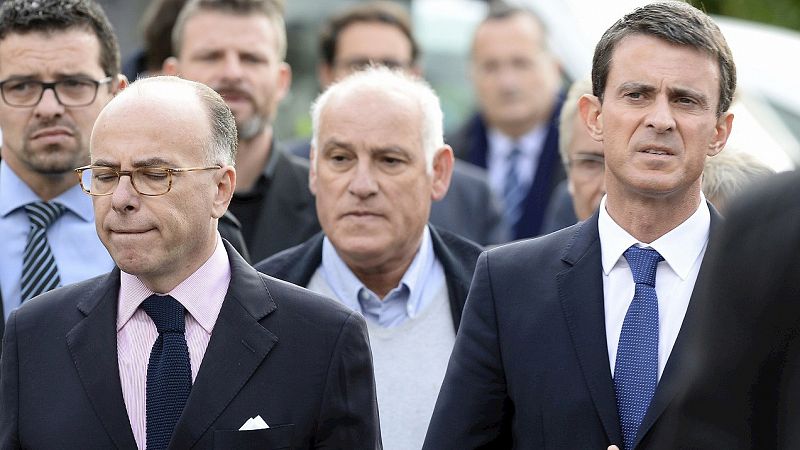 El primer ministro francés, Manuel Valls (derecha) y el ministro de Interior, Bernard Cazeneuve (izquierda) a su llegada a Puisseguin