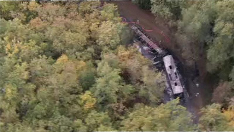 El camión y el autobús han chocado y se han incendiado en una carretera cerca de Puisseguin, en La Gironda. Esta imagen tomada por un helicóptero de TF1 muestra los restos de los vehículos. Fuente: TF1