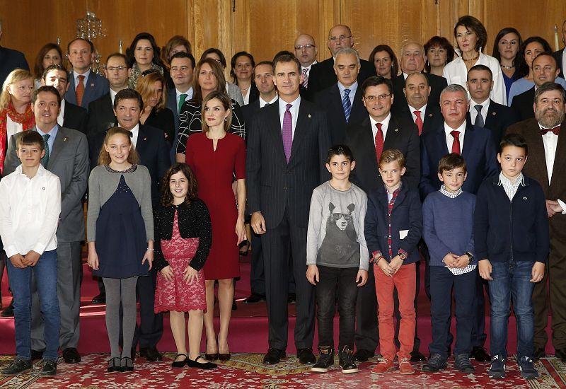REYES RECIBEN EN AUDIENCIA A LOS GANADORES DE LAS MEDALLAS DE ASTURIAS