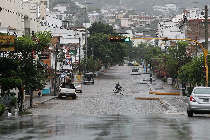 Un ciclista transita por una en la ciudad de Puerto Vallarta antes de la llegada del peligroso huracán.