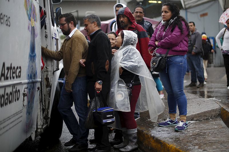 Ciudadanos de Guadalajara evacúan sus domicilios en autobús.